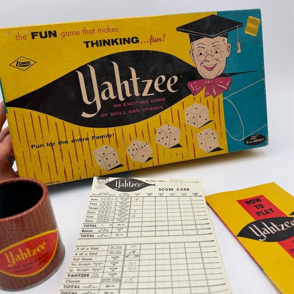 Vintage‎ Yahtzee Dice Game Complete Set w/ Dice Cup Chips Score Pads & - Picture 4 of 5